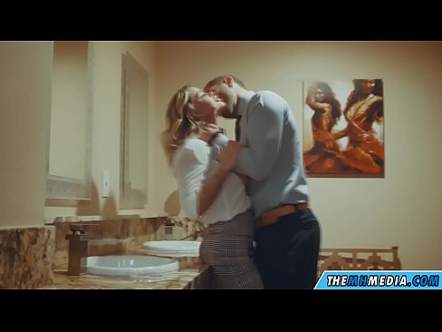 ❤️ Gava ku blondeyek busty we di nav hewşek gelemperî de dixapîne Porno fb li ku.safehaus.top ﹏